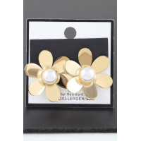 Pearled Daisy Flower Stud Earrings